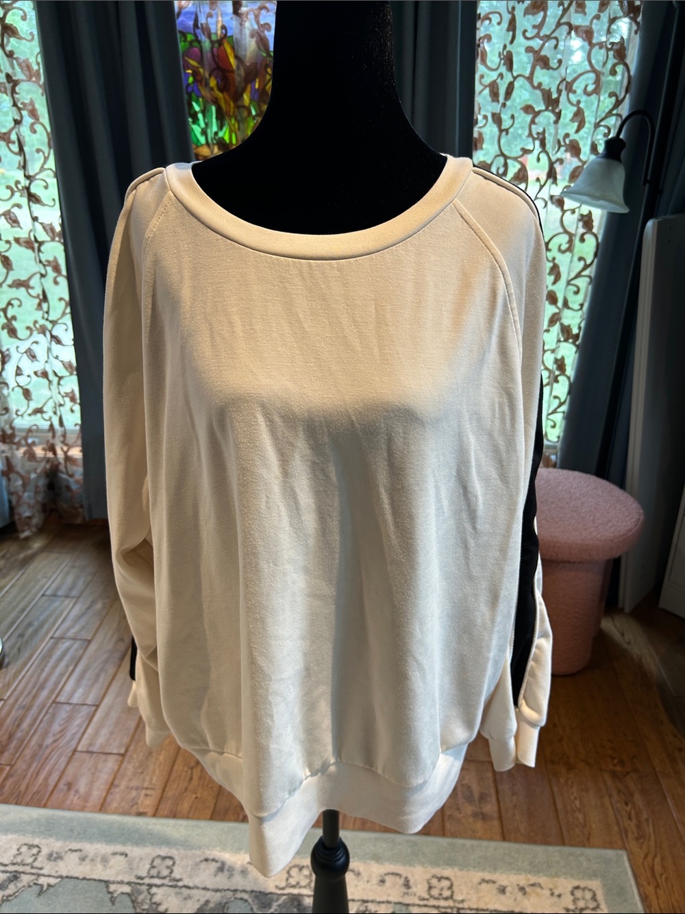 Relaxed Cream Women’s Pullover Sweatshirt with Black Stripe Detail